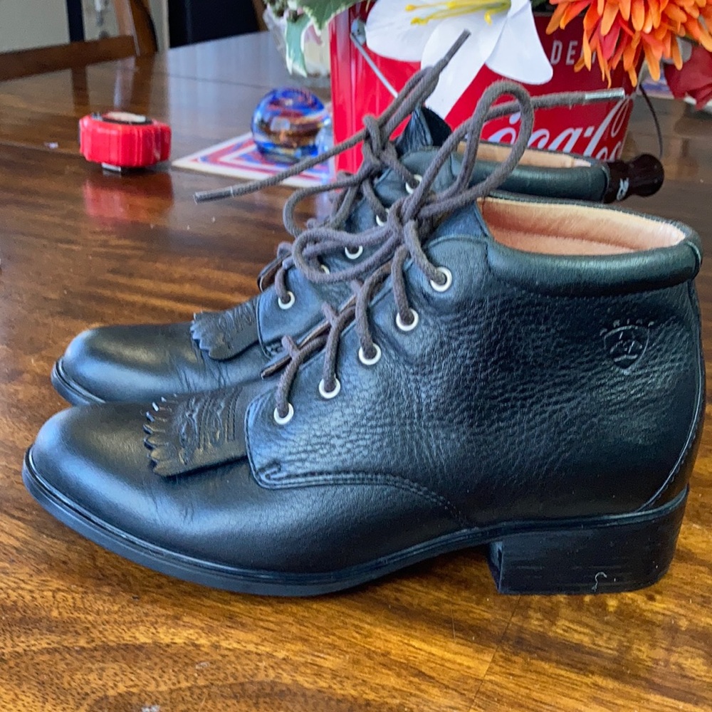 ARIAT JOSIE BLACK LEATHER LACE UP BOOTS.
